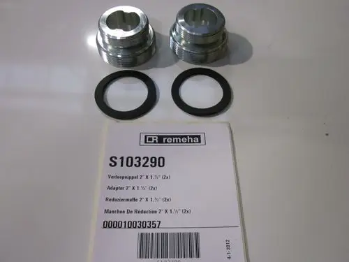 Zwei metallische Reduzierstücke mit O-Ringen und einem Etikett von Remeha, die Adapter für Rohrverbindungen zeigen.